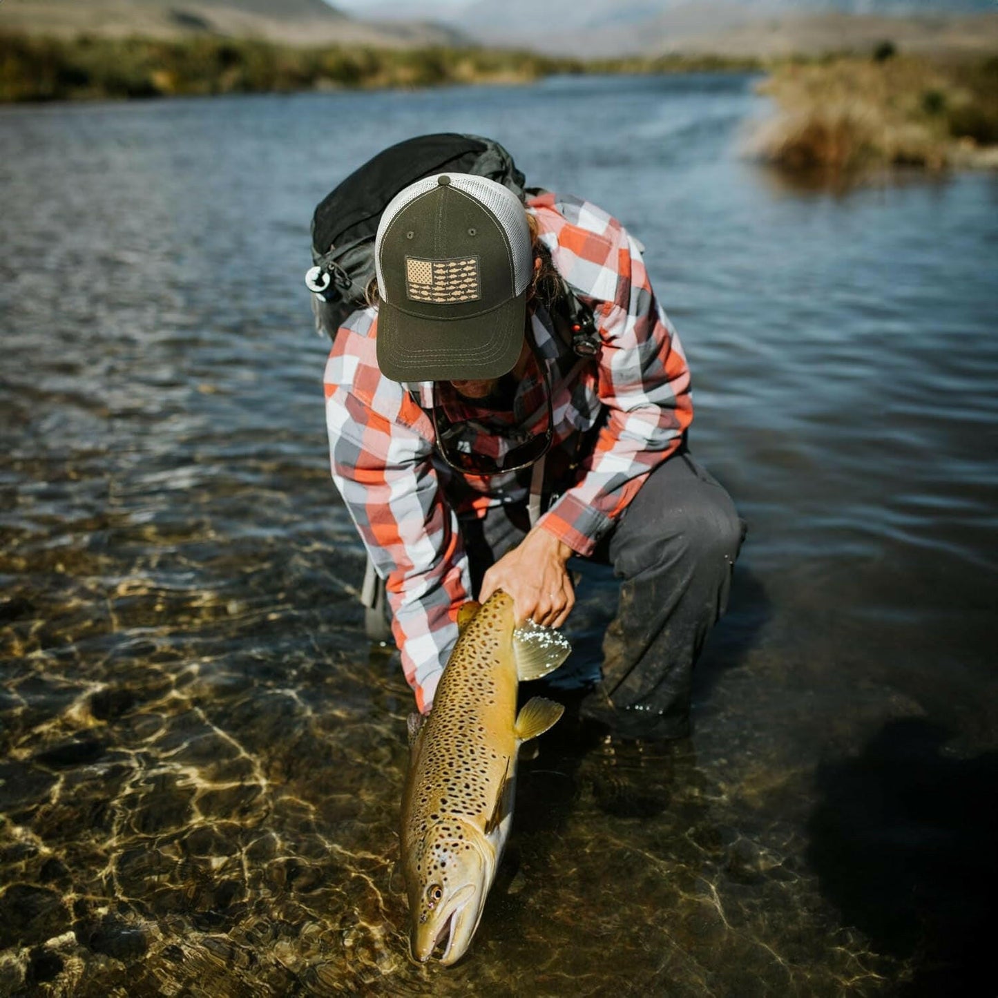 American Fish Flag Trucker Hats - Ideal Gifts for Anglers - Fashionable Snapback for Outdoor Activities and Everyday Use