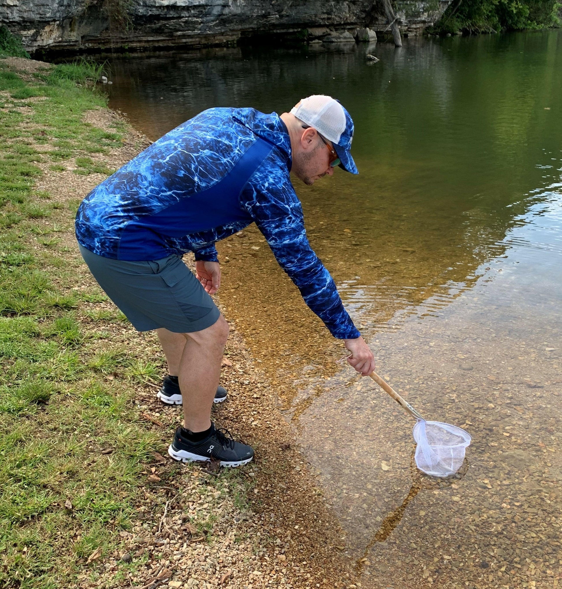 Catch the Big One with Our 9x8 Baitwell Fishing Net! 🐟✨ Durable Vinyl Netting & Sturdy Wooden Handle! #FishingGear #AnglerEssentials.
